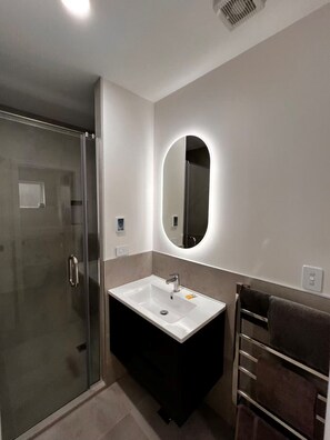 Classic Studio, 1 Queen Bed | Bathroom | Shower, hair dryer, towels, soap - Dunrovin Motel (Taupo)