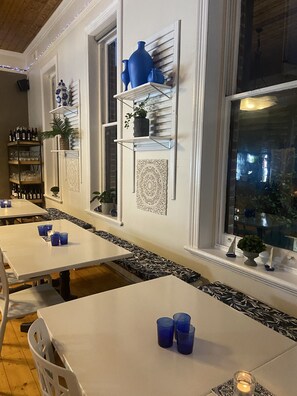 2 restaurants, breakfast, lunch served; local and international cuisine