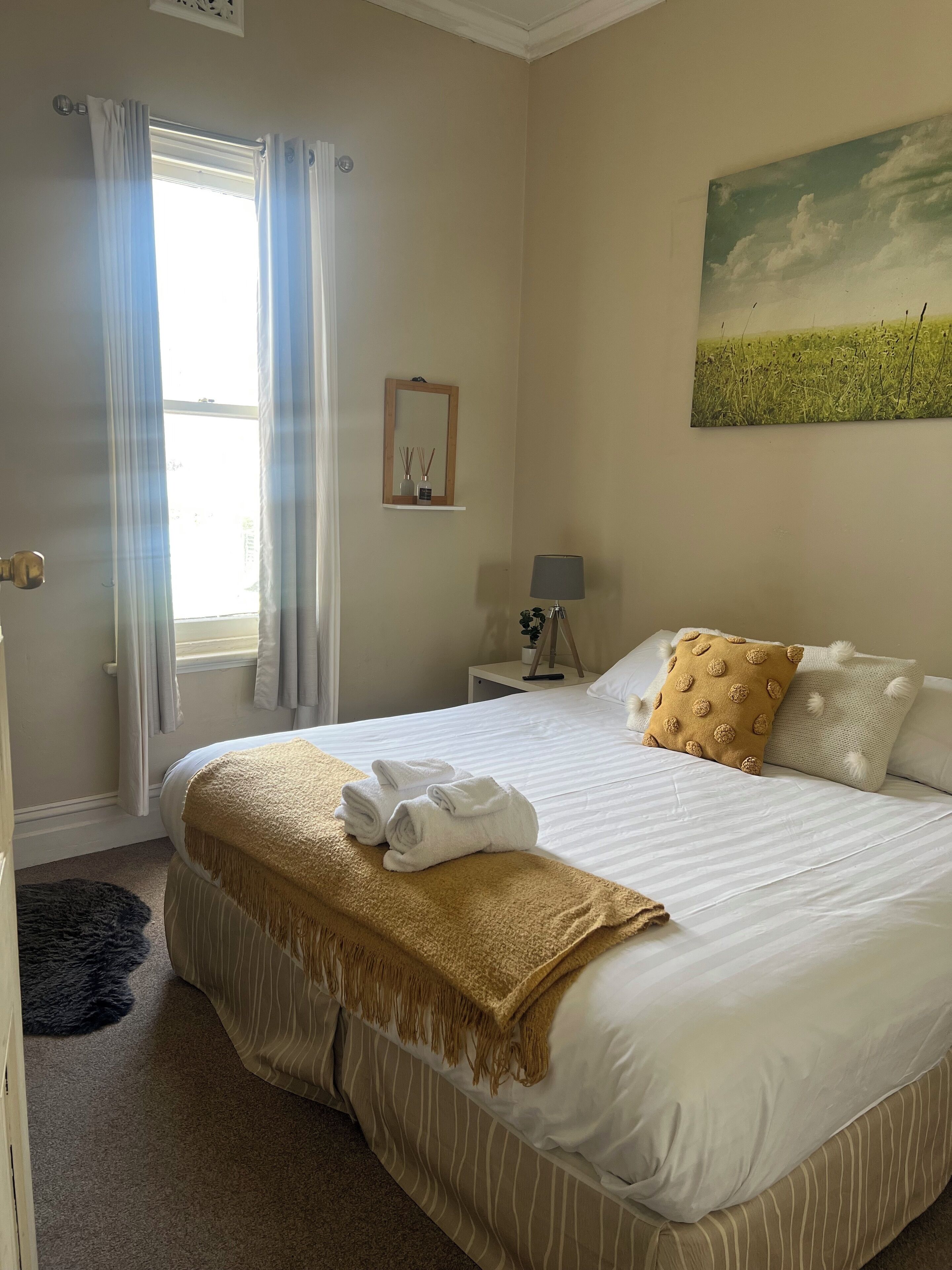 Habitación básica doble, 1 cama Queen size, baño compartido | Decoración personalizada y muebles diferentes 