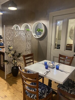 2 restauranter, frokost serveres, lokale og internasjonale retter