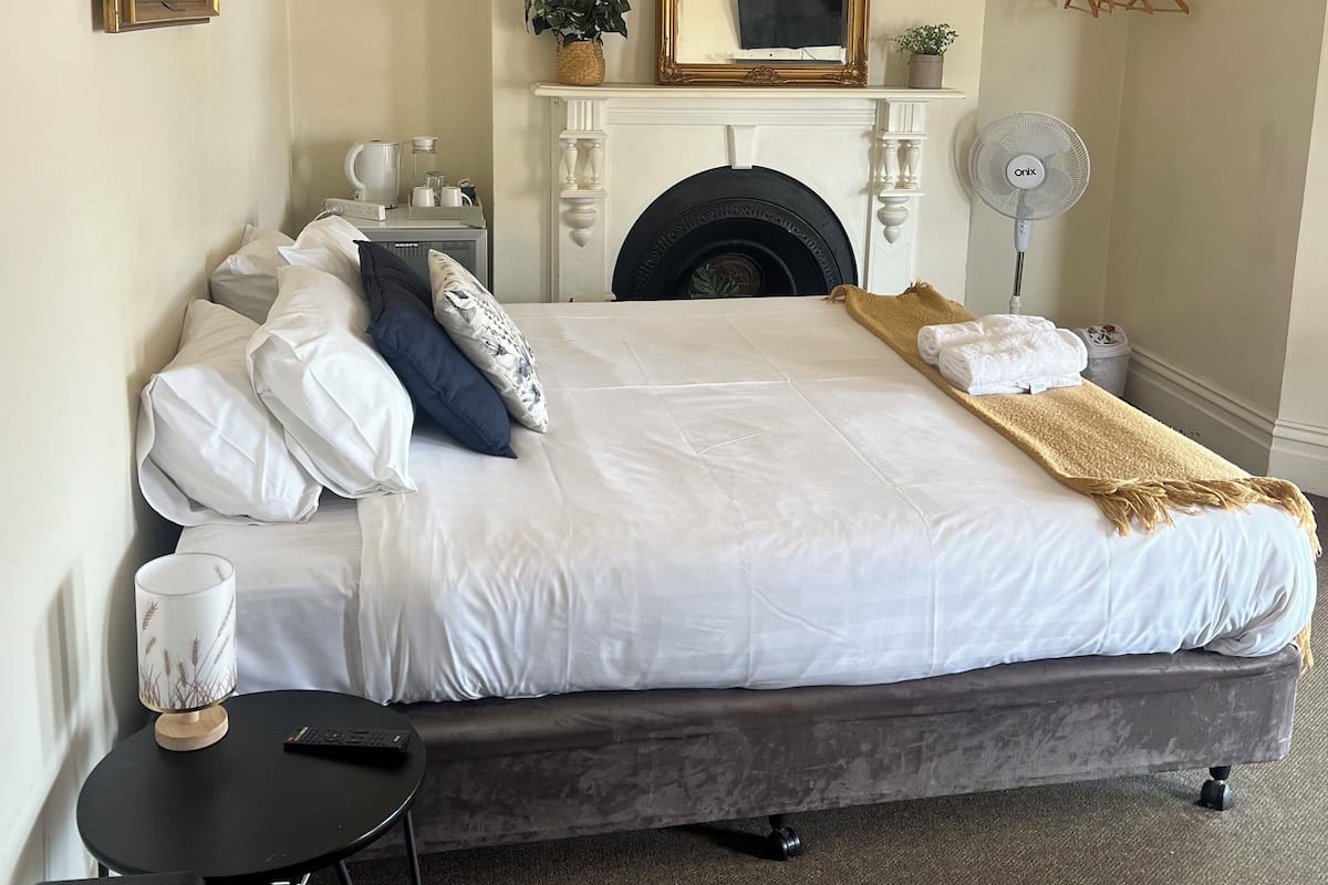 Comfort Double Room, 1 King Bed, Shared Bathroom | 1 bedroom, individually decorated, individually furnished