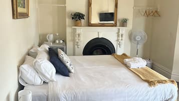 コンフォート ダブルルーム キングベッド 1 台 共用バスルーム | 客室ごとに異なる装飾、客室ごとに異なるインテリア、アイロン / アイロン台、WiFi