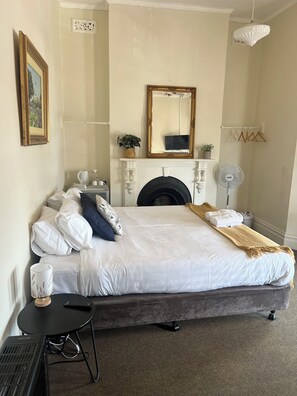 Comfort Double Room, 1 King Bed, Shared Bathroom | Individually decorated, individually furnished, iron/ironing board, WiFi