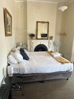 Comfort Double Room, 1 King Bed, Shared Bathroom | Individually decorated, individually furnished, iron/ironing board, WiFi