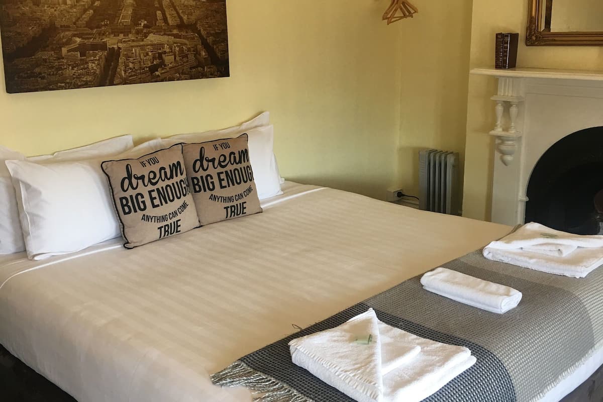 1 bedroom, individually decorated, individually furnished