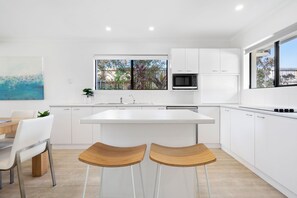 4 Bedrooms Riverside Townhouse | Private kitchen | Full-size fridge, microwave, stovetop, coffee/tea maker - Cayman Quays (Noosaville)
