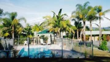 Una piscina al aire libre