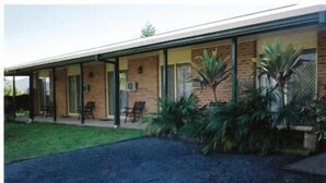 A single-story building with a covered patio area, a brick facade, and a small lawn. - Bulahdelah Myall Motel (Bulahdelah)