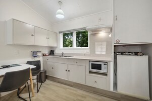 Quarto família | Cozinha privada | Geladeira, micro-ondas, chaleira elétrica, torradeira