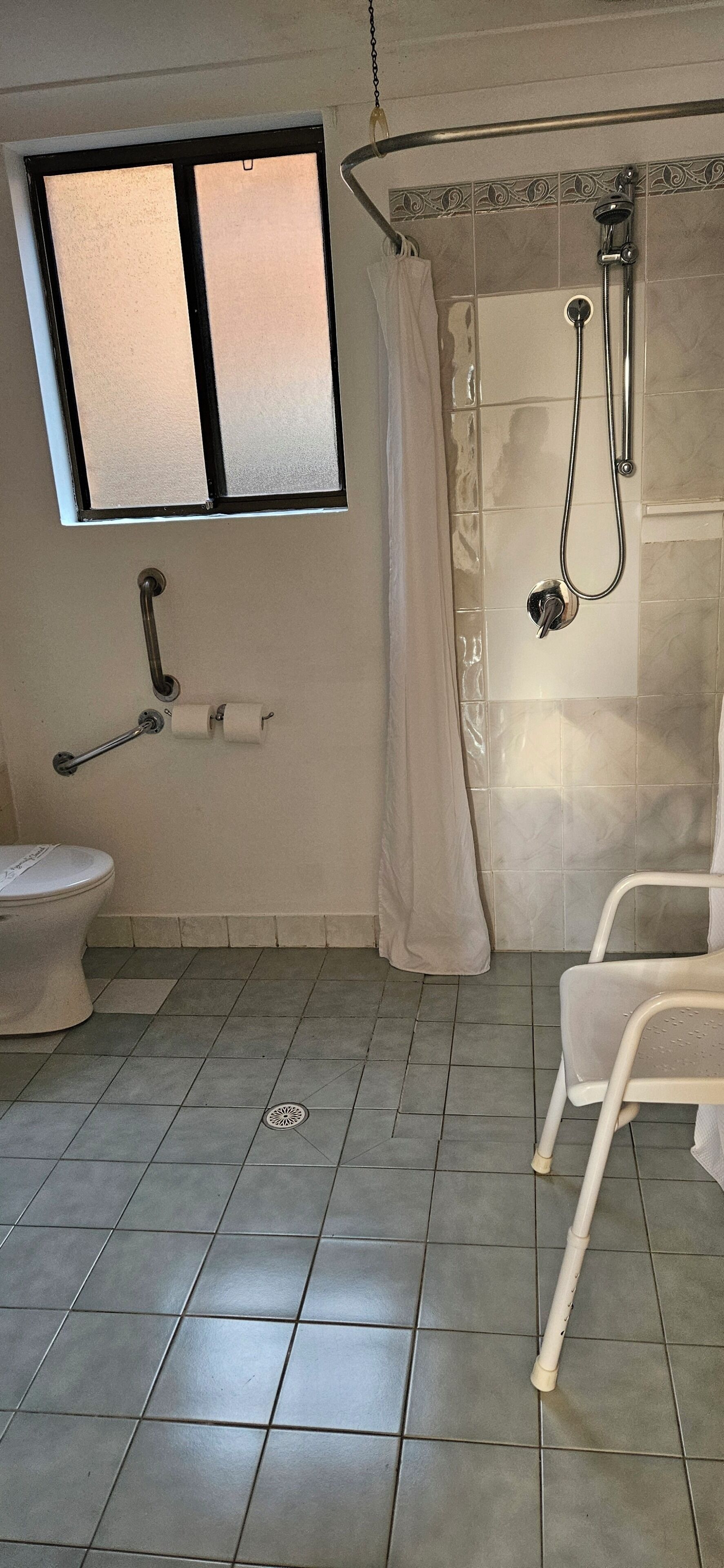 Family Quadruple Room, Mobility Accessible | Bathroom