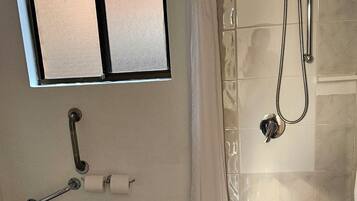Family Quadruple Room, Mobility Accessible | Bathroom