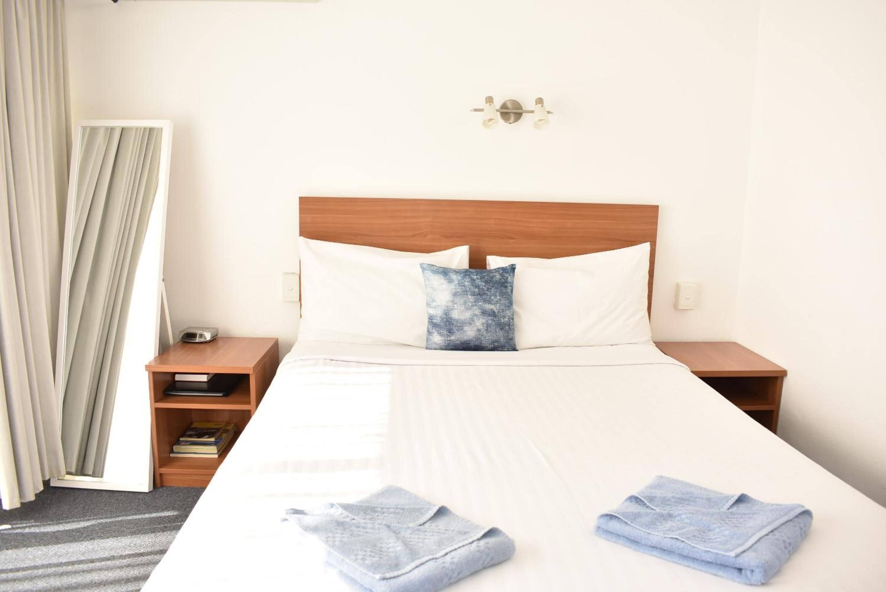 Escritorio, tabla de planchar con plancha, wifi gratis y ropa de cama 