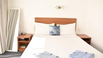 Escritorio, tabla de planchar con plancha, wifi gratis y ropa de cama