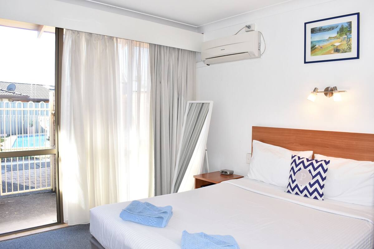 Basic Room (Queen Bed) | Desk, iron/ironing board, WiFi (free), bed sheets