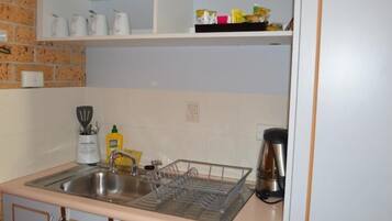 Habitació doble o amb dos llits individuals familiar | Cuina privada | Frigorífic, cafetera i tetera i bullidora elèctrica