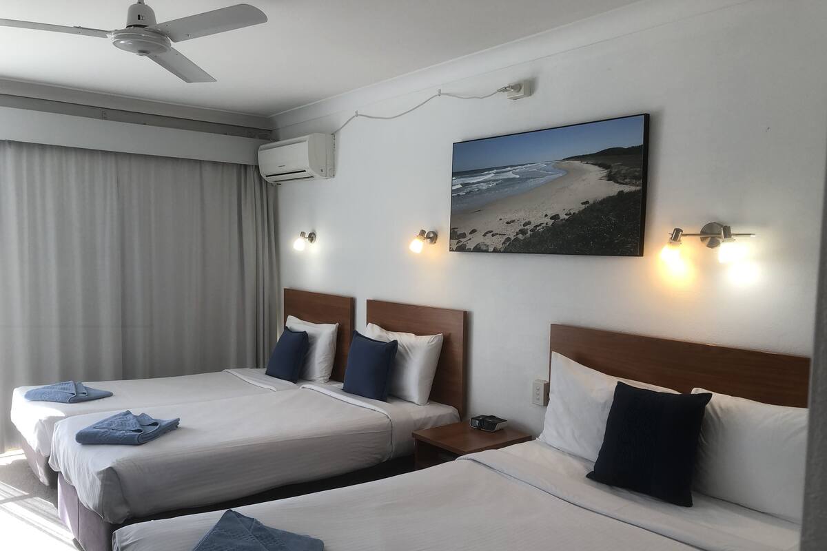 Family Double or Twin Room | Desk, iron/ironing board, WiFi (free), bed sheets