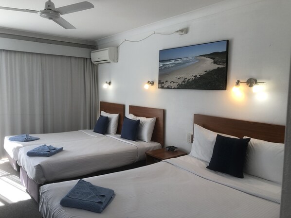 Dubbelrum eller tvåbäddsrum för familj | Skrivbord, strykjärn/strykbräda, gratis wi-fi och sängkläder