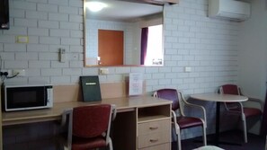 Standard Suite, 1 Bedroom, Non Smoking, Balcony (Queen) | Room amenity - Centabrook Motor Inn (Muswellbrook)