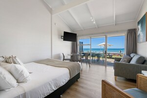 Deluxe Holiday Unit (1BR) | Laptop workspace, WiFi, bed sheets