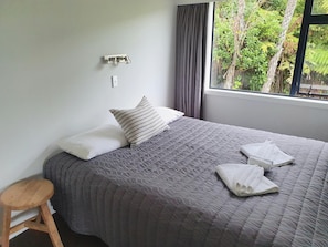 In-room safe, desk, blackout curtains, soundproofing - Bay Vista Waterfront Motel Picton (Picton)