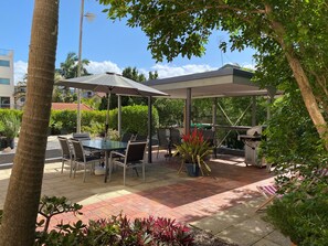 BBQ/picnic Area - Belvedere Apartments (Golden Beach)