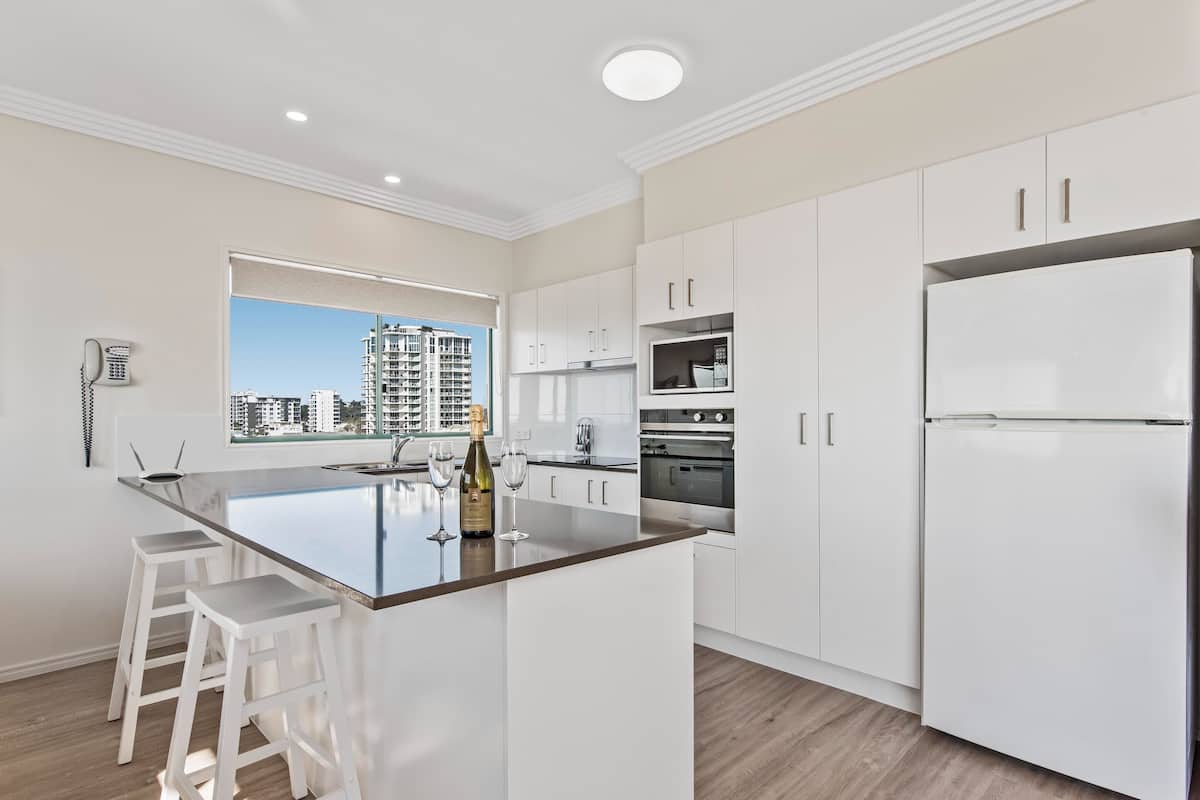 Departamento Deluxe, 3 habitaciones, vista al océano | Cocina privada | Refrigerador con congelador, microondas, horno y parrilla de estufa