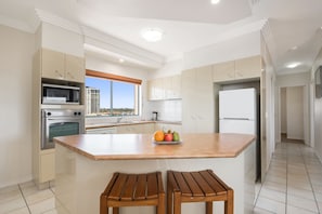 Apartment, 2 Bedrooms, Ocean View | Private kitchen | Full-size fridge, microwave, oven, stovetop - Sunshine Towers (Maroochydore)