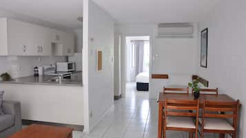 Standard-Apartment, 1 Schlafzimmer | Wohnbereich | 32-Zoll-Plasmafernseher mit Premium-TV-Sendern, Fernseher