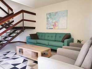 Familjelägenhet - 2 sovrum | Vardagsrum | 32-tums plasma-tv med premiumkanaler och tv