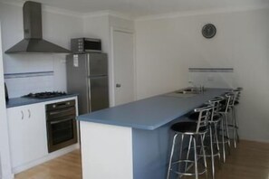 Standard-Suite, 2 Schlafzimmer, Nichtraucher, Küche (Spa Cottage) | Eigene Küche | Großer Kühlschrank, Mikrowelle, Wasserkocher mit Kaffee-/Teezubehör