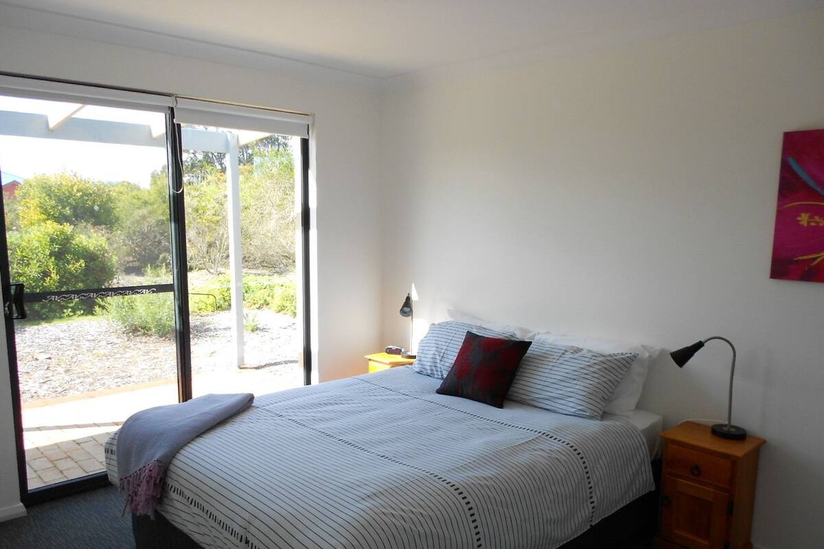 Standardzimmer, Nichtraucher, Küche (2Bedroom Olive SpaCottage) | 1 Schlafzimmer, individuell eingerichtet, Bügeleisen/Bügelbrett