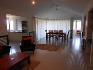 Standard-Suite, 2 Schlafzimmer, Nichtraucher, Küche (Oceanview Spa) | Wohnbereich | LCD-Fernseher, DVD-Player