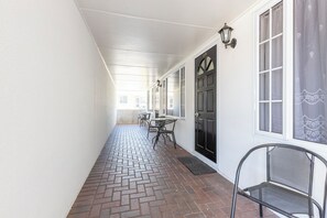 Leilighet – basic, privat bad, bakgårdsutsikt | Terrasse/patio