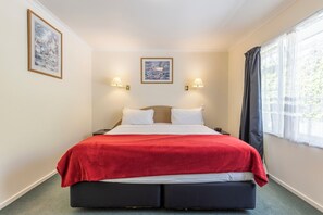 Suite – deluxe | Senger med overmadrass, blendingsgardiner og lydisolert