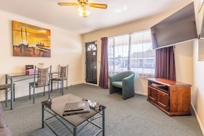 Deluxe Spa Bath Suite | Courtyard view