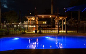 Outdoor pool, sun loungers - Maroochy River Park (Maroochydore)
