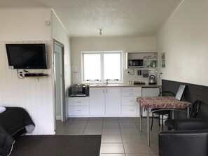 Habitació amb dos llits individuals Deluxe | Sala d'estar | Televisor de pantalla plana 