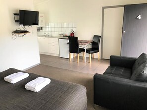 高级开间 (King) | 起居区 | 平板电视