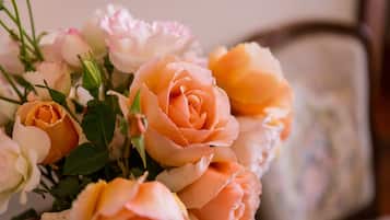 Un bouquet de roses aux différentes nuances de rose et de pêche.