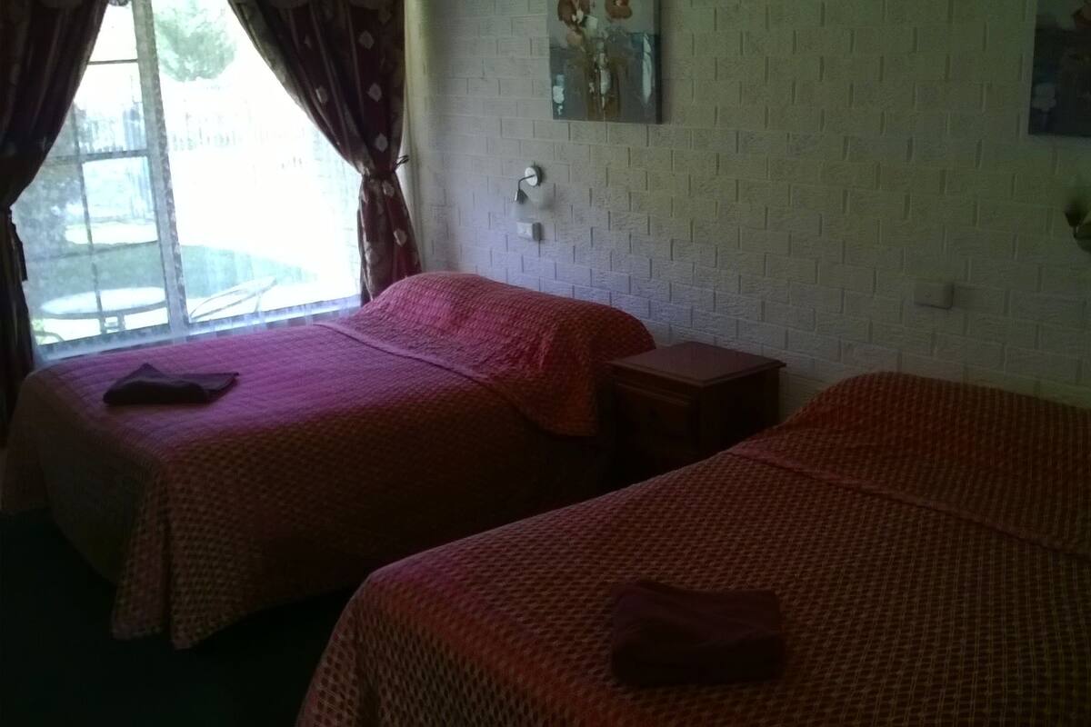 Standard Twin Room (2 Double Beds) | Living area