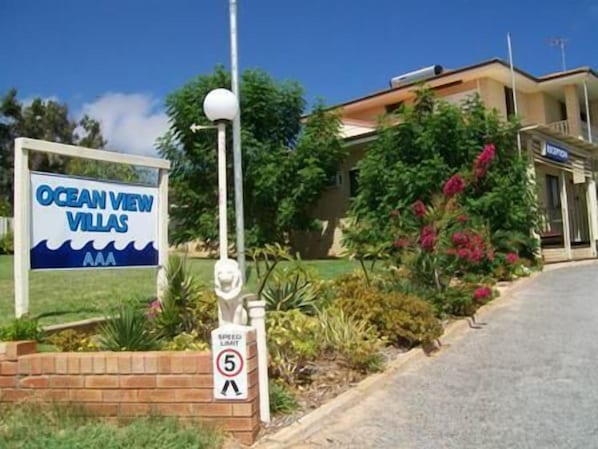 A sign for Ocean View Villas with a speed limit sign indicating 5 km/h.