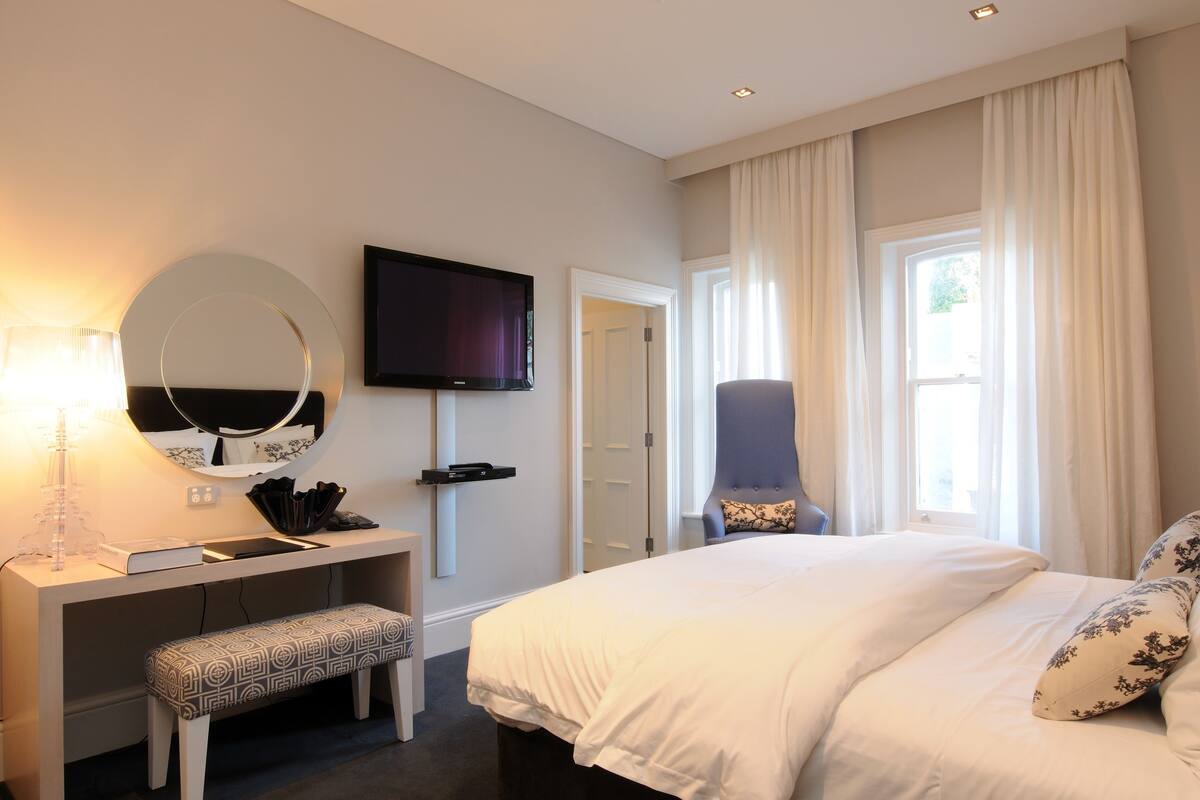 Standard Studio, Non Smoking, Kitchenette (King Room 1) | Minibar, in-room safe, iron/ironing board, rollaway beds