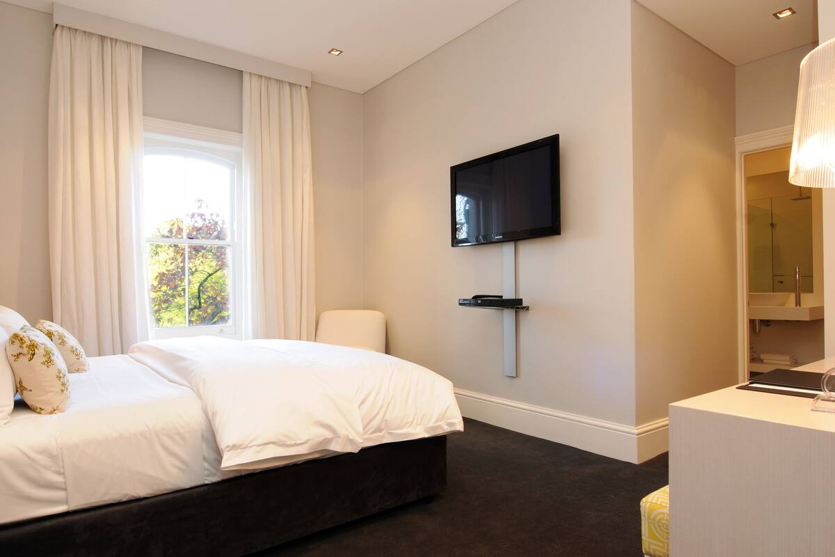 Standard Studio, Non Smoking, Kitchenette (King Room 2) | Minibar, in-room safe, iron/ironing board, rollaway beds