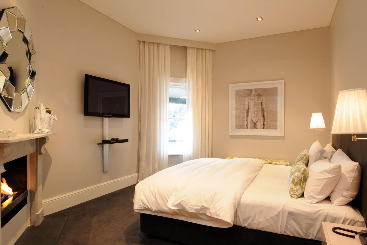 Standard Studio, Non Smoking, Kitchenette (Balcony Room 5) | Minibar, in-room safe, iron/ironing board, rollaway beds