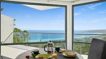 Ático de lujo, 1 cama de matrimonio grande, vistas a la bahía, mirando al mar | Servicio de comidas en la habitación
