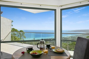 奢华顶层房, 1 张特大床, 海湾景观, 临海 | 客房内用餐