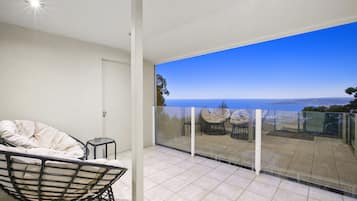 Comfort Suite, 1 King Bed, Bay View, Sea Facing | Balcony