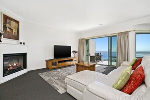 Luxury Penthouse, 1 King Bed, Bay View, Sea Facing | Living area