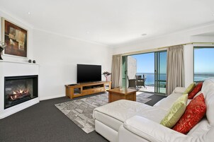 奢华顶层房, 1 张特大床, 海湾景观, 临海 | 起居区 | 电视、DVD 播放器