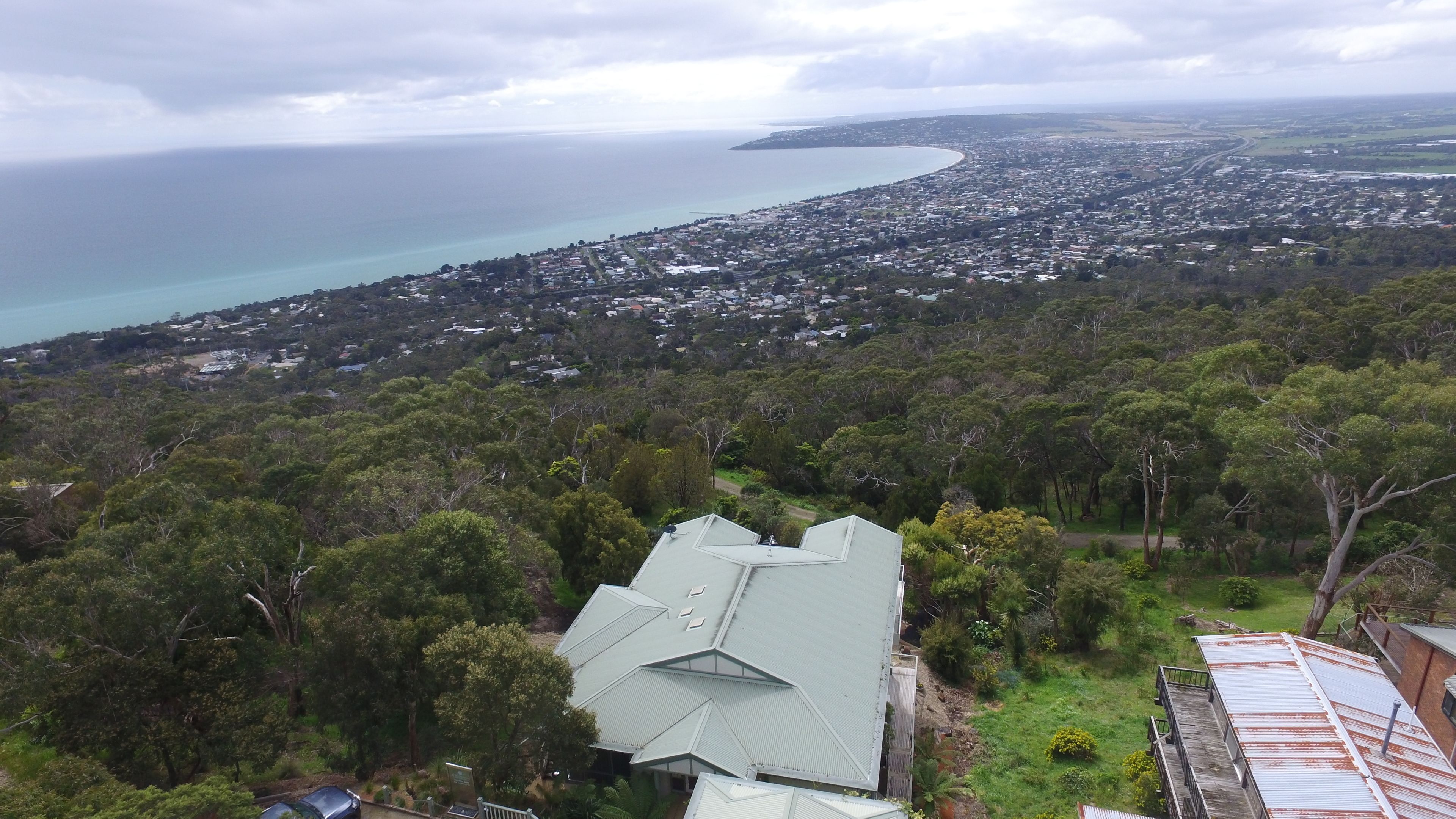 A coastal residential area with a view of the sea and a dense neighborhood.